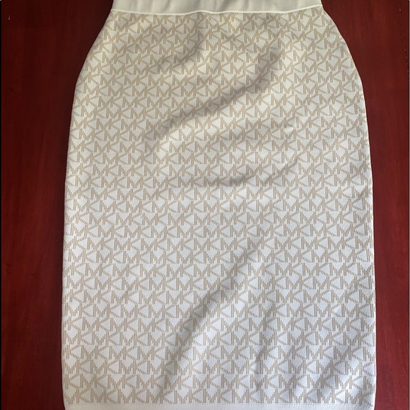 Only wore the skirt once, I decided it wasn't my color. - Picture 2 of 4